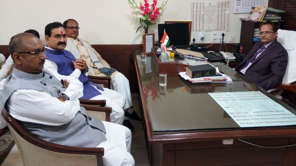 MP: बीजेपी ने खेला आदिवासी कार्ड, विजय शाह को बनाया विधानसभा स्पीकर पद का उम्मीदवार MP: बीजेपी ने खेला आदिवासी कार्ड, विजय शाह को बनाया विधानसभा स्पीकर पद का उम्मीदवार