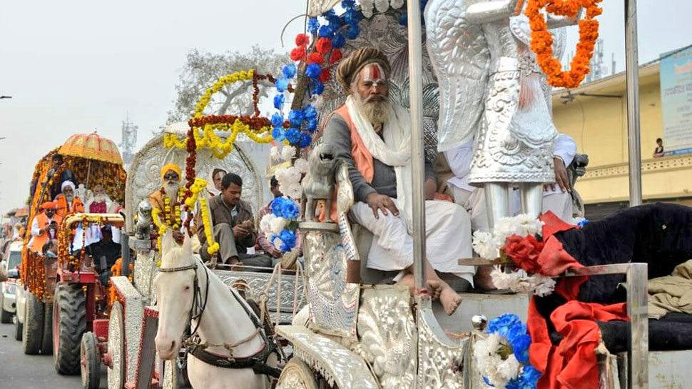 शाही अंदाज में निकली तीन वैष्णव अखाड़ों की पेशवाई, साधुओं ने दिखाई कलाबाजी शाही अंदाज में निकली तीन वैष्णव अखाड़ों की पेशवाई, साधुओं ने दिखाई कलाबाजी