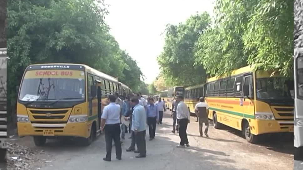 पश्चिम बंगाल में ट्रेड यूनियन की हड़ताल के दौरान स्कूल बस पर पथराव पश्चिम बंगाल में ट्रेड यूनियन की हड़ताल के दौरान स्कूल बस पर पथराव