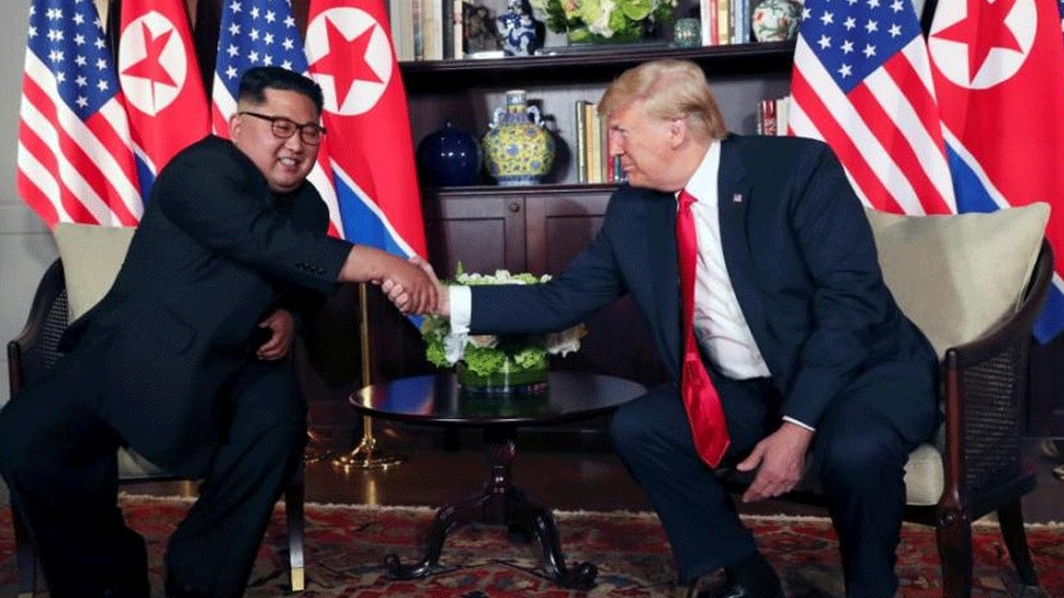 पहली मुलाकात में दोस्ती का बढ़ाया हाथ Kim Jong and trump meeting-2