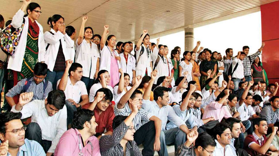 दरभंगा मेडिकल कॉलेज के छात्रों ने इमरजेंसी और ओपीडी में जड़ा ताला, मरीजों का हाल बेहाल