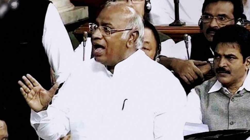 सवर्ण आरक्षण: कांग्रेस नेता ने कहा- अगले सत्र में पास हो ये बिल, BJP ने उठाए सवाल