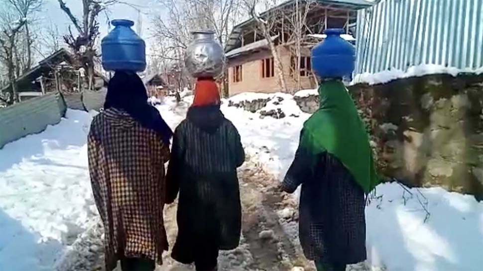 कश्मीर में बर्फबारी के कारण पानी को भी तरसे लोग, महिलाओं को मीलों चलना पड़ रहा पैदल