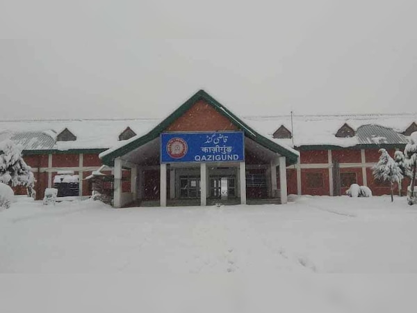 हिमालय पर्वत के कठिन हिस्सों से होकर गुजरने वाली यह रेल लाइन विश्व की सर्वाधिक चुनौतीपूर्ण रेल लाइन है.