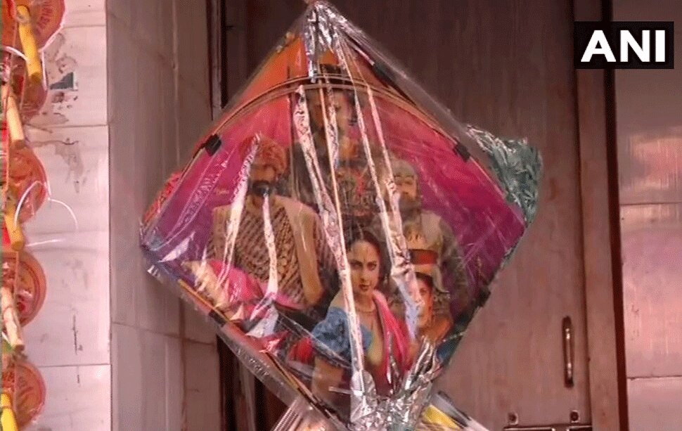 बाहुबली की बौछार kites on pm modi vs rahul theme in Rajkot market of gujarat-1