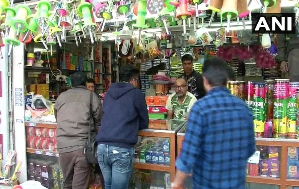सज गई है राजकोट की मार्केट kites on pm modi vs rahul theme in Rajkot market of gujarat-4