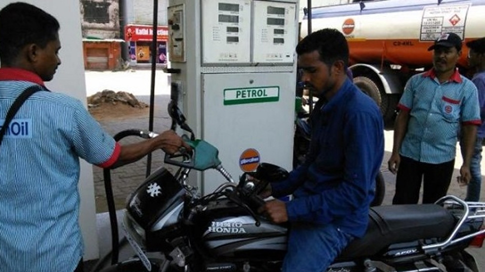 पेट्रोल के रेट में लगातार तीसरे दिन मिली राहत, ये रहा आज का भाव पेट्रोल के रेट में लगातार तीसरे दिन मिली राहत, ये रहा आज का भाव