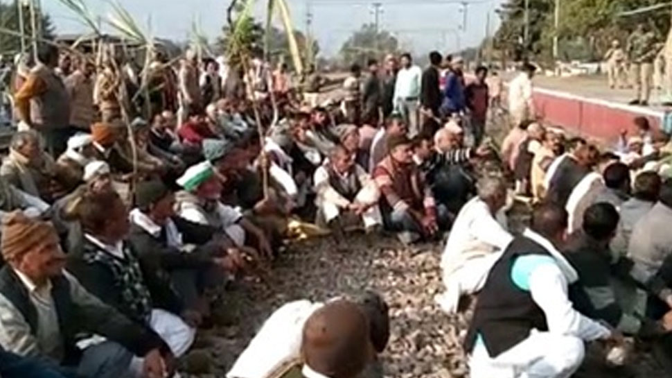 UP: गन्ना बकाया भुगतान के लिए अड़े किसानों, 3 घंटे तक रेल ट्रैक को रखा जाम UP: गन्ना बकाया भुगतान के लिए अड़े किसानों, 3 घंटे तक रेल ट्रैक को रखा जाम
