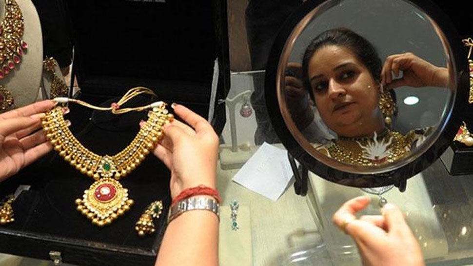 Gold Silver Price: शादी के सीजन में सोने में तीसरे दिन तेजी, चांदी भी जबरदस्त उछाल Gold Silver Price: शादी के सीजन में सोने में तीसरे दिन तेजी, चांदी भी जबरदस्त उछाल