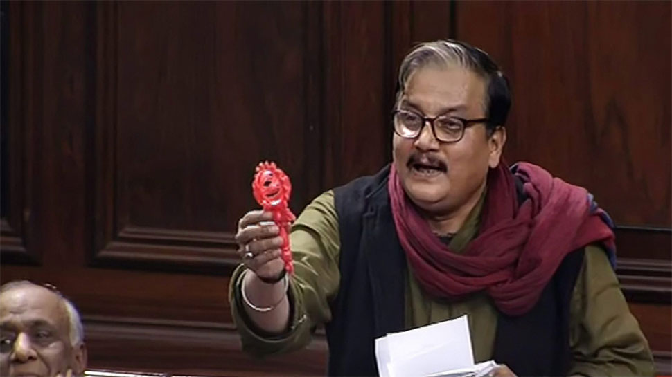 सामान्य वर्ग आरक्षण विधेयक पर बहस के दौरान RJD सांसद ने राज्यसभा में लहराया झुनझुना सामान्य वर्ग आरक्षण विधेयक पर बहस के दौरान RJD सांसद ने राज्यसभा में लहराया झुनझुना