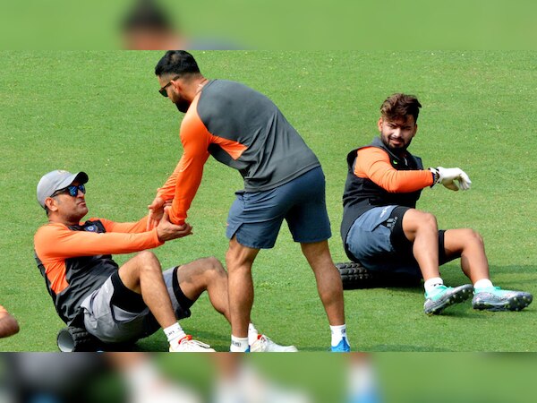 एमएस धोनी (दाएं) के लिए जरूरी है कि वे रन बनाएं. ऐसा होने पर ही कप्तान विराट उन्हें समर्थन दे पाएंगे. अन्यथा ऋषभ पंत (दाएं) धोनी की जगह लेने को तैयार हैं. 