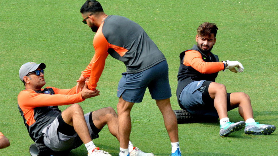 एमएस धोनी (दाएं) के लिए जरूरी है कि वे रन बनाएं. ऐसा होने पर ही कप्तान विराट उन्हें समर्थन दे पाएंगे. अन्यथा ऋषभ पंत (दाएं) धोनी की जगह लेने को तैयार हैं. एमएस धोनी (दाएं) के लिए जरूरी है कि वे रन बनाएं. ऐसा होने पर ही कप्तान विराट उन्हें समर्थन दे पाएंगे. अन्यथा ऋषभ पंत (दाएं) धोनी की जगह लेने को तैयार हैं.