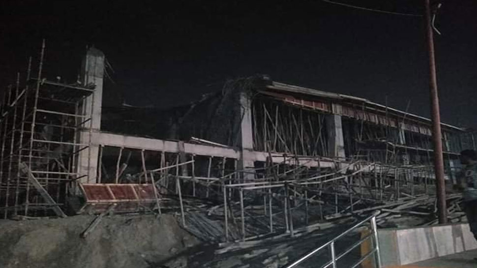 प्रयागराज : कुंभ मेले की तैयारी में बन रही हेलीपोर्ट बिल्डिंग का हिस्सा गिरा प्रयागराज : कुंभ मेले की तैयारी में बन रही हेलीपोर्ट बिल्डिंग का हिस्सा गिरा