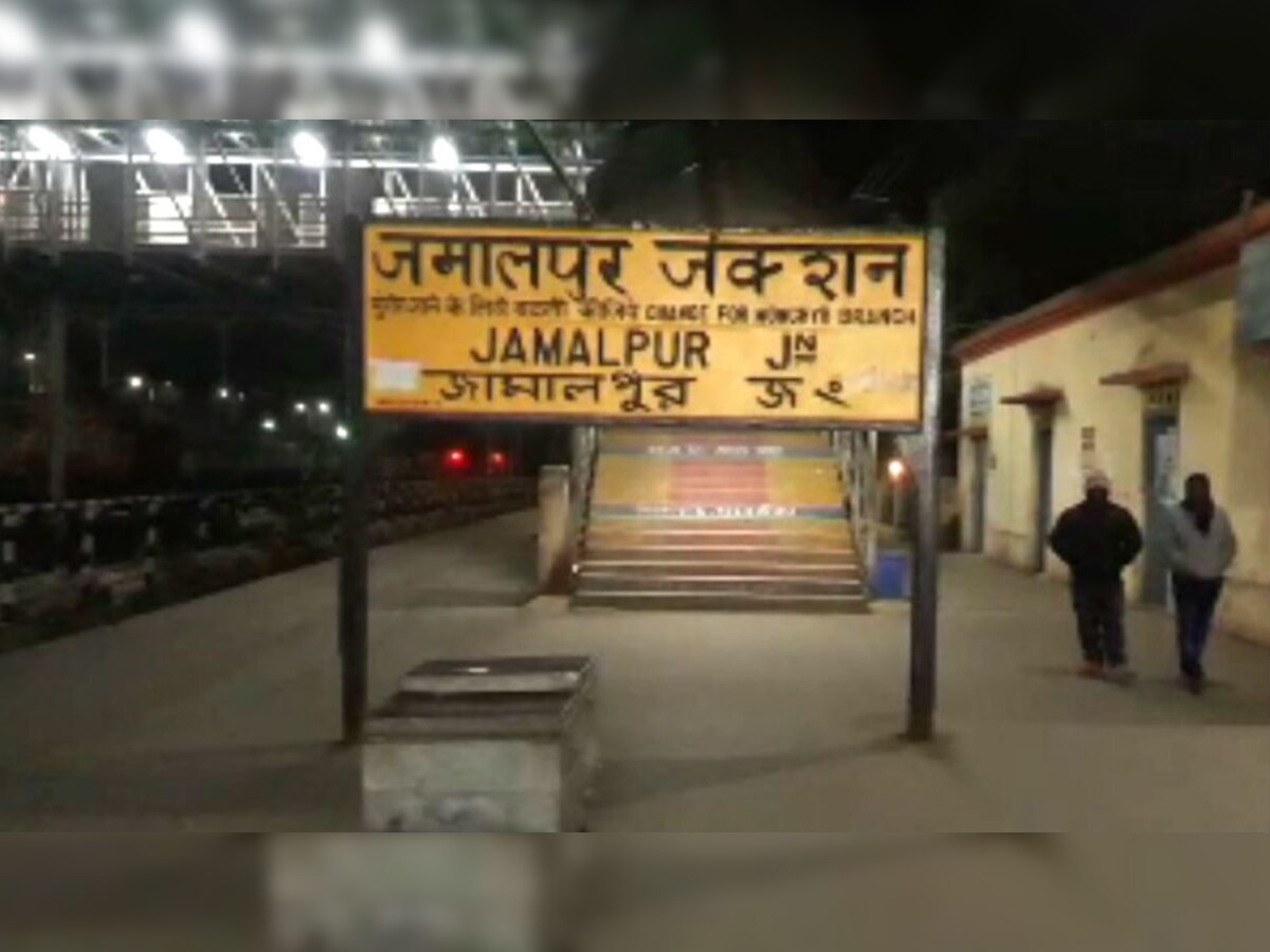 घटना के बाद ट्रेन के जमालपुर स्टेशन पहुंचते ही यात्रियों ने जमकर हंगामा किया.