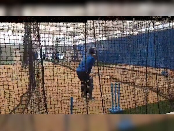 टीम इंडिया के बारिश की वजह से इनडोर अभ्यास करने से सिडनी वनडे पर भी बारिश का खतरे की आशंका हो गई है. (फोटो: स्क्रीन ग्रैब)