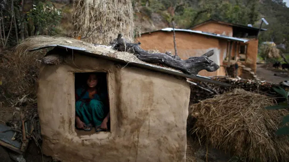शर्मनाक! पीरियड्स में मां को बिना खिड़की वाली झोपड़ी में रहने को किया गया विवश, 2 बेटों समेत मौत शर्मनाक! पीरियड्स में मां को बिना खिड़की वाली झोपड़ी में रहने को किया गया विवश, 2 बेटों समेत मौत
