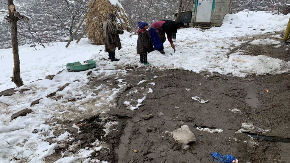 श्रीनगर: बर्फ से बेहाल गांव, न पीने को पानी न चलने को सड़क, बिजली भी गुल! 