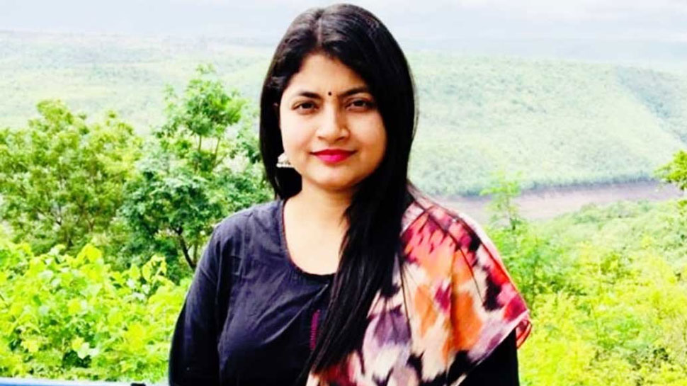 IAS चंद्रकला ने सीबीआई छापे पर तोड़ी चुप्पी, एक कविता में लिखा- 'चुनावी छापा तो...' IAS चंद्रकला ने सीबीआई छापे पर तोड़ी चुप्पी, एक कविता में लिखा- 'चुनावी छापा तो...'