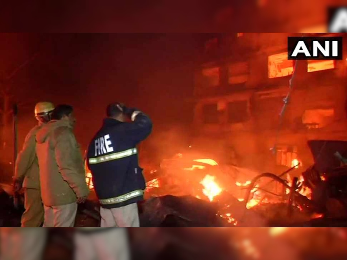 दिल्ली: कीर्ति नगर फर्नीचर मार्केट में भीषण आग, कई घंटों की मशक्कत के बाद पाया काबू
