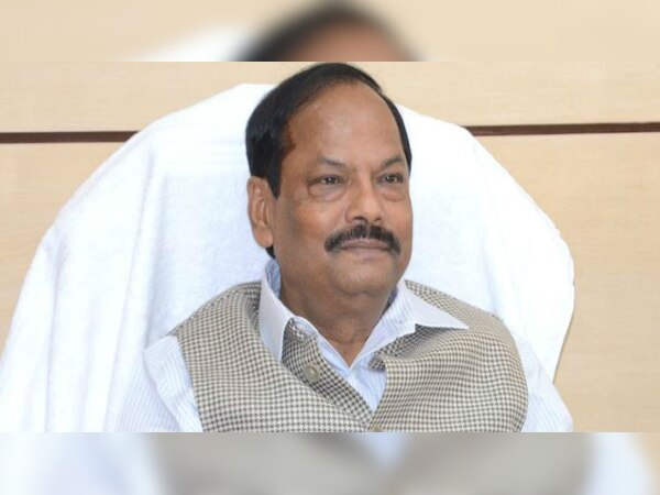 मुख्यमंत्री रघुवर दास ने सांकेतिक ऑफर लेटर पाने वाले युवकों को बधाई दी. (फाइल फोटो)