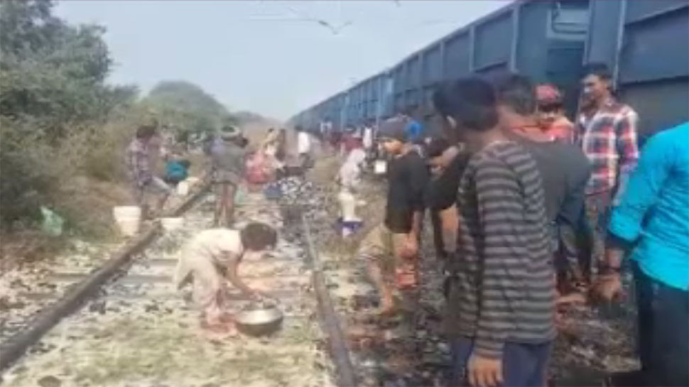 मालगाड़ी से गिर रहे कैमिकल को गांव वाले ले गए. मालगाड़ी से गिर रहे कैमिकल को गांव वाले ले गए.