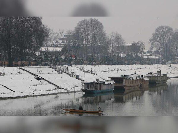 गुरुवार रात में भी बर्फबारी हुई जो शुक्रवार सुबह तक जारी रही. (फोटो आईएएनएस)