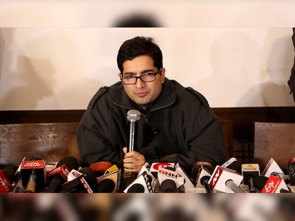 सिविल सेवा परीक्षा 2009 में टॉपर रहे फैसल ने अलगाववादी हुर्रियत कांफ्रेंस में शामिल होने की संभावना से इनकार किया. (फोटो साभार IANS) 