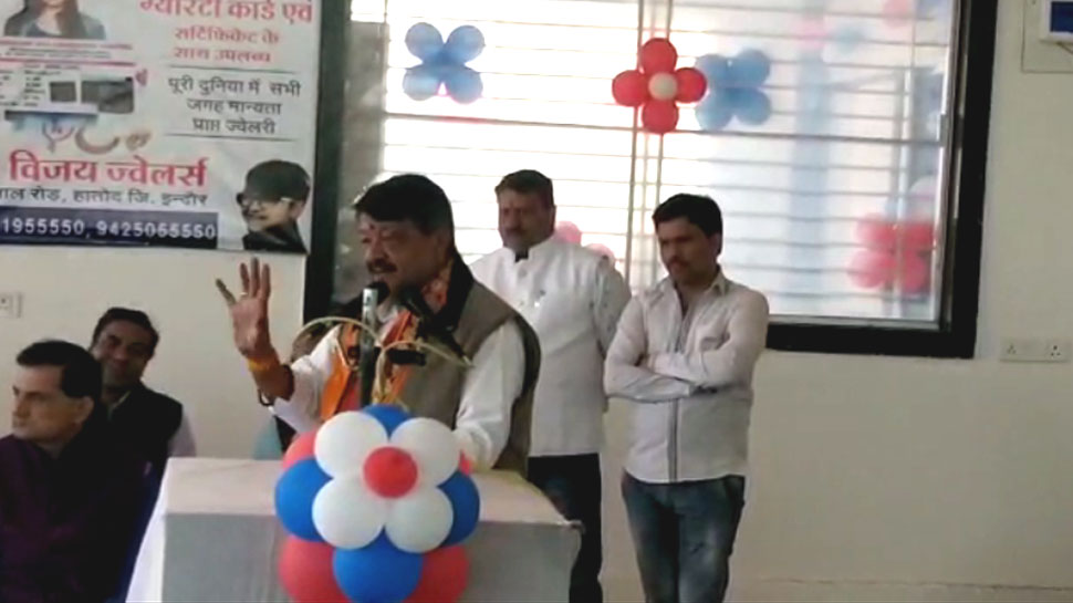 बीजेपी के दिग्गज नेता के बयान का एक वीडियो सियासी गलियारों में चर्चा का विषय बन गया है. बीजेपी के दिग्गज नेता के बयान का एक वीडियो सियासी गलियारों में चर्चा का विषय बन गया है.