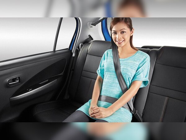 मौजूदा कानून में कार की पीछे वाली सीट पर बेल्ट बांधना अनिवार्य होने के बावजूद इसका पालन नहीं होता है. (फोटो साभार: paultan.org)