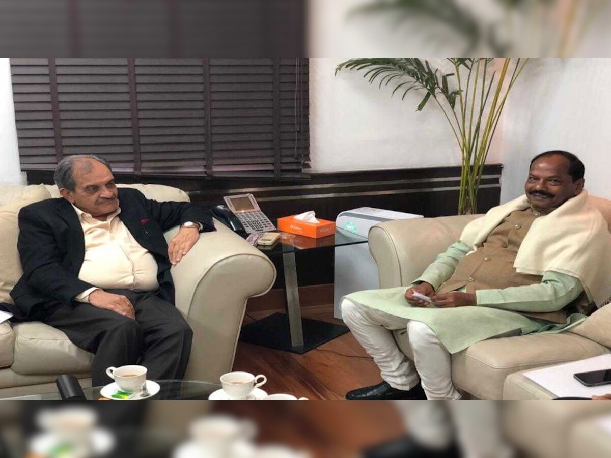 सीएम रघुवर दास ने केंद्रीय मंत्री वीरेंद्र सिंह से मुलाकात की.