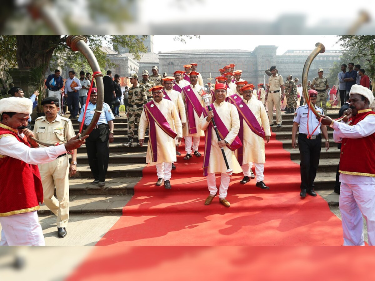  सावित्री बाई फुले पुणे विश्वविद्यालय में कुर्ता-पायजामा, गमछा पहनकर छात्र पहुंचे थे.