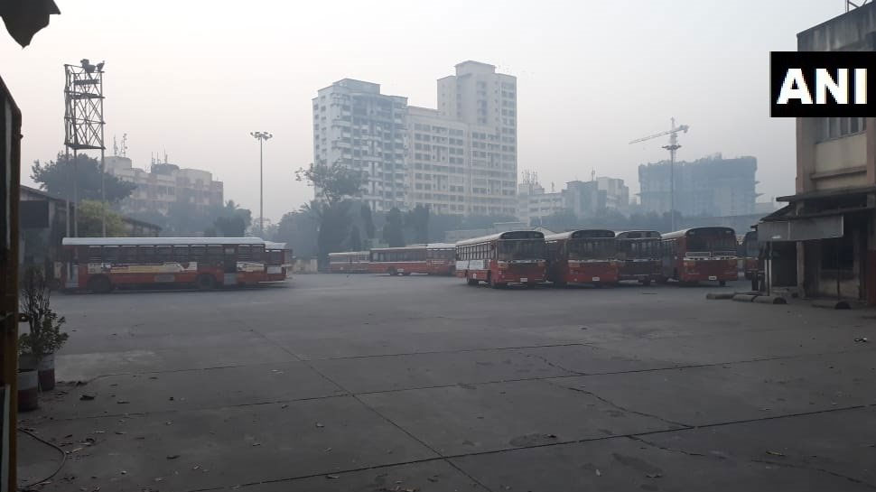 शनिवार को पांचवें दिन भी जारी है बेस्ट बसों की हड़ताल. फोटो ANI शनिवार को पांचवें दिन भी जारी है बेस्ट बसों की हड़ताल. फोटो ANI