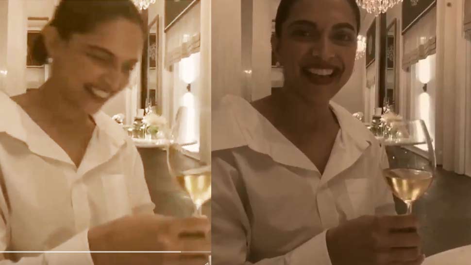 दीपिका पादुकोण का यह क्यूट अंदाज काफी पसंद किया जा रहा है, फोटो साभार: वीडियो ग्रैब दीपिका पादुकोण का यह क्यूट अंदाज काफी पसंद किया जा रहा है, फोटो साभार: वीडियो ग्रैब