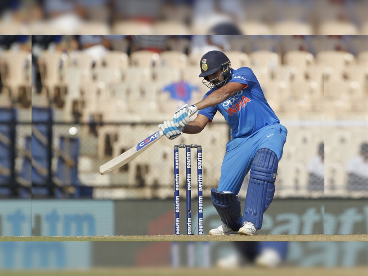 INDvsAUS: टीम इंडिया के संकट मोचक बने रोहित, छक्के से ऐसे खोला अपना खाता
