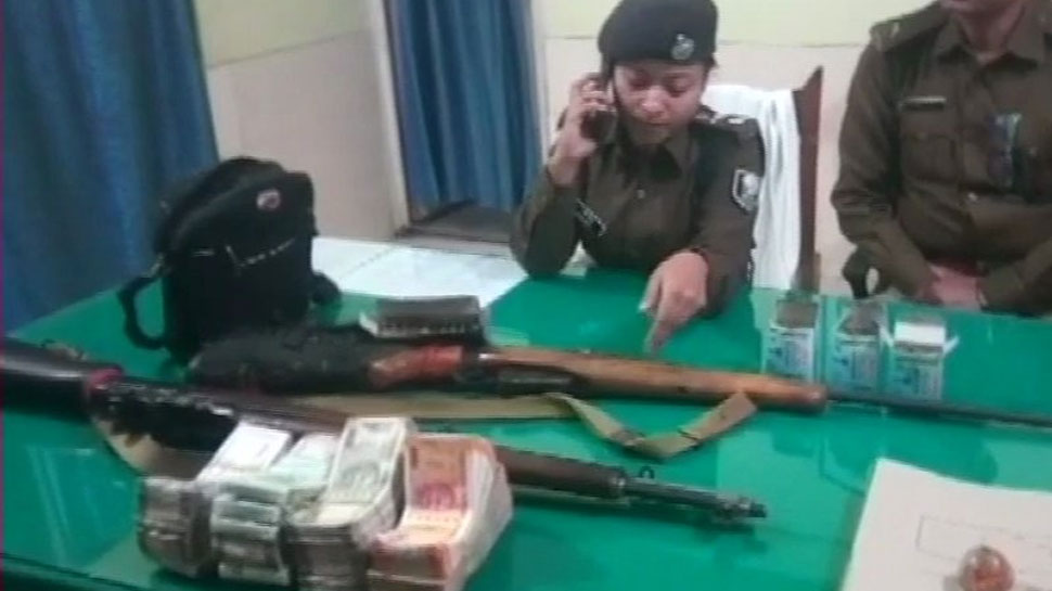 अनंत सिंह के करीबी के घर से हथियार और नकद बरामद किया गया है. (फोटो साभारः ANI) अनंत सिंह के करीबी के घर से हथियार और नकद बरामद किया गया है. (फोटो साभारः ANI)