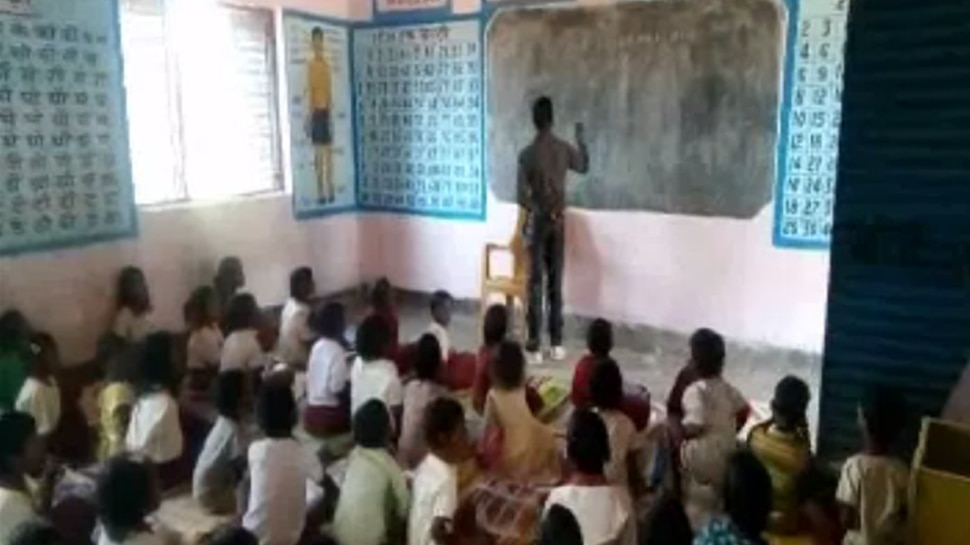 दो महीने से हड़ताल पर हैं पारा शिक्षक, ग्रामीणों ने संभाली स्कूल में बच्चों की पढ़ाई का जिम्मेदारी