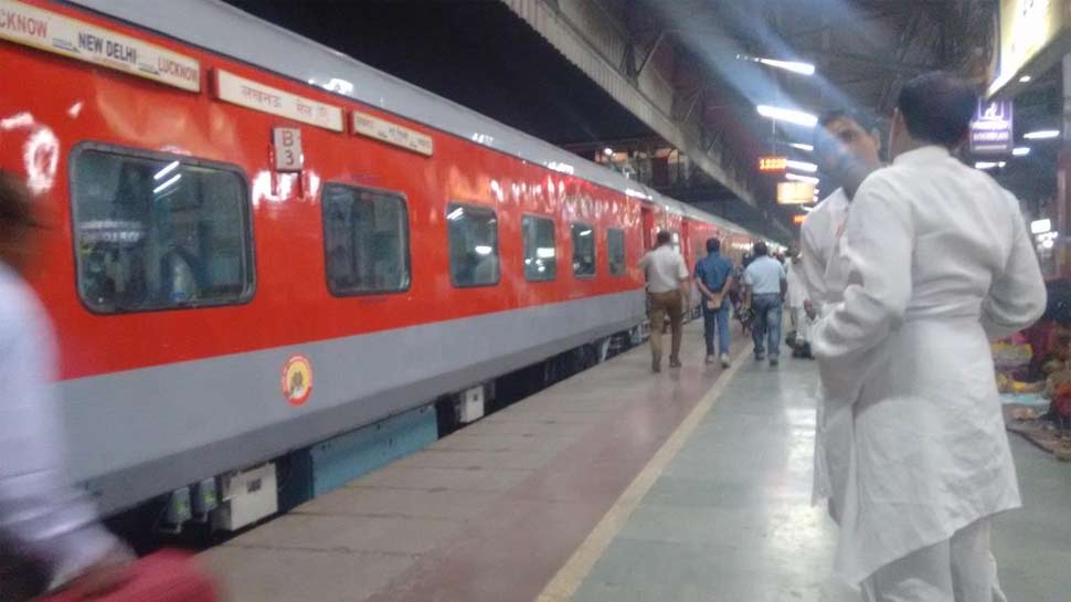 कुंभ जाने वालों के लिए Railway ने किए खास इंतजाम, जान कर हो जाएंगे हैरान कुंभ जाने वालों के लिए Railway ने किए खास इंतजाम, जान कर हो जाएंगे हैरान