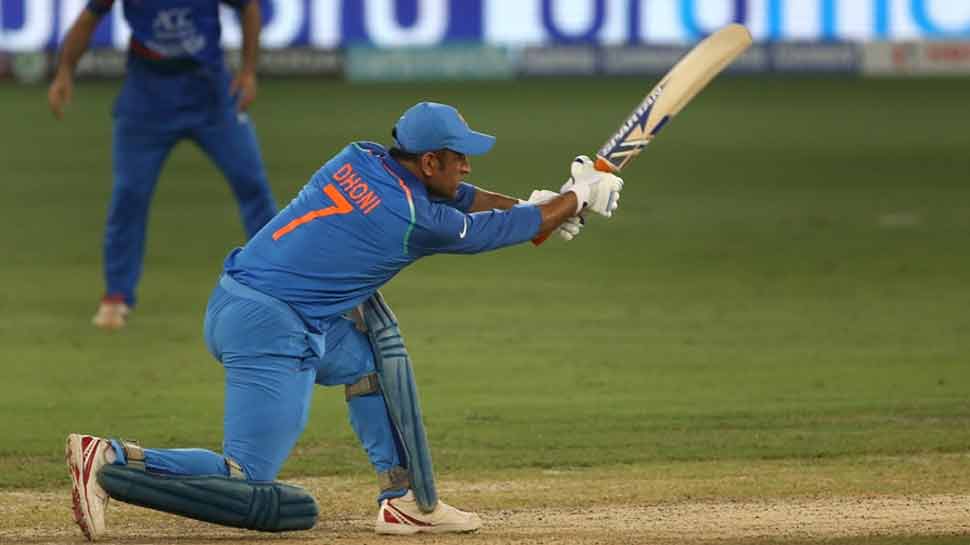 महेंद्र सिंह धोनी ने इससे पहले 2017 में अर्धशतक लगाया था. (फाइल फोटो) महेंद्र सिंह धोनी ने इससे पहले 2017 में अर्धशतक लगाया था. (फाइल फोटो)