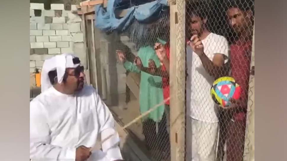 VIDEO: भारत की फुटबॉल टीम का समर्थन कर रहे थे लोग, शेख ने कर दिया पिंजड़े में बंद VIDEO: भारत की फुटबॉल टीम का समर्थन कर रहे थे लोग, शेख ने कर दिया पिंजड़े में बंद
