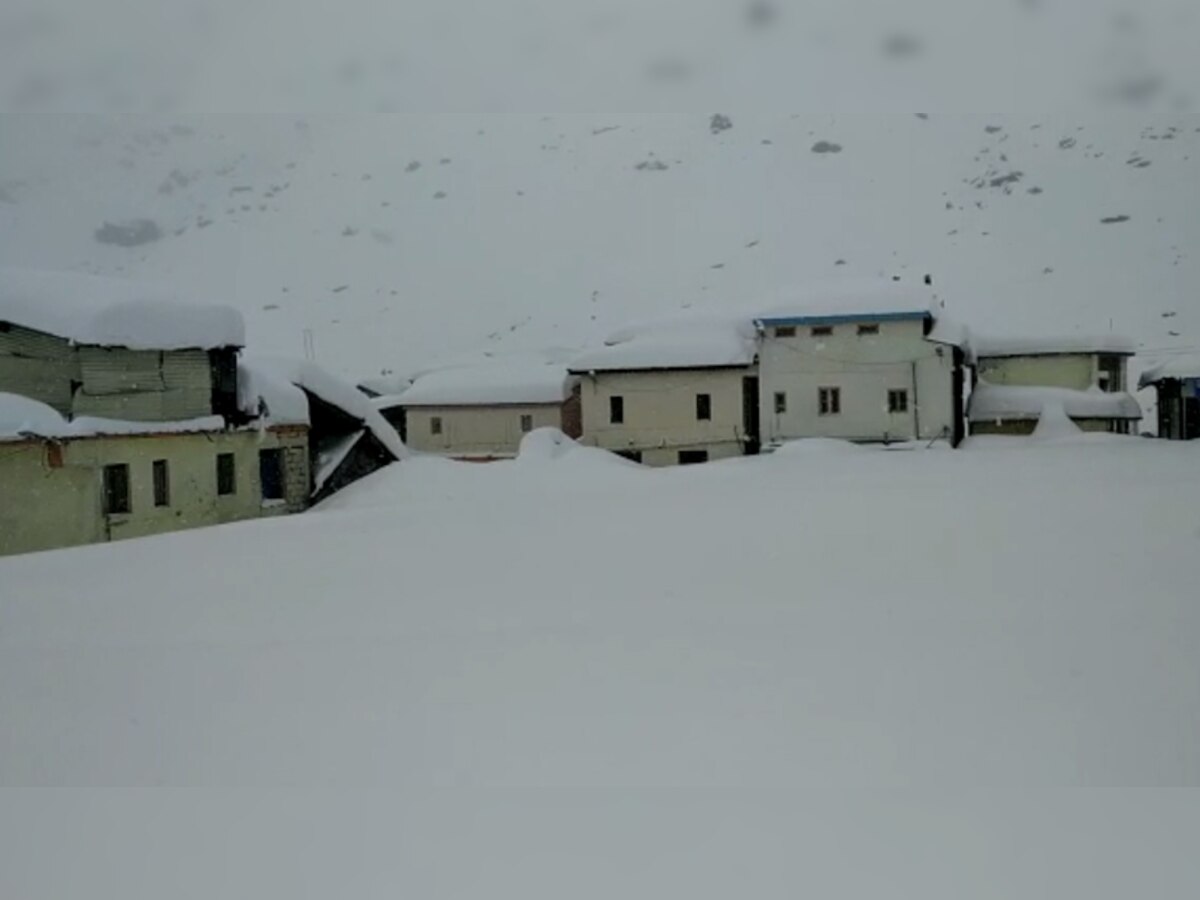 केदारनाथ में अब तक 4 फुट बर्फ गिर चुकी है