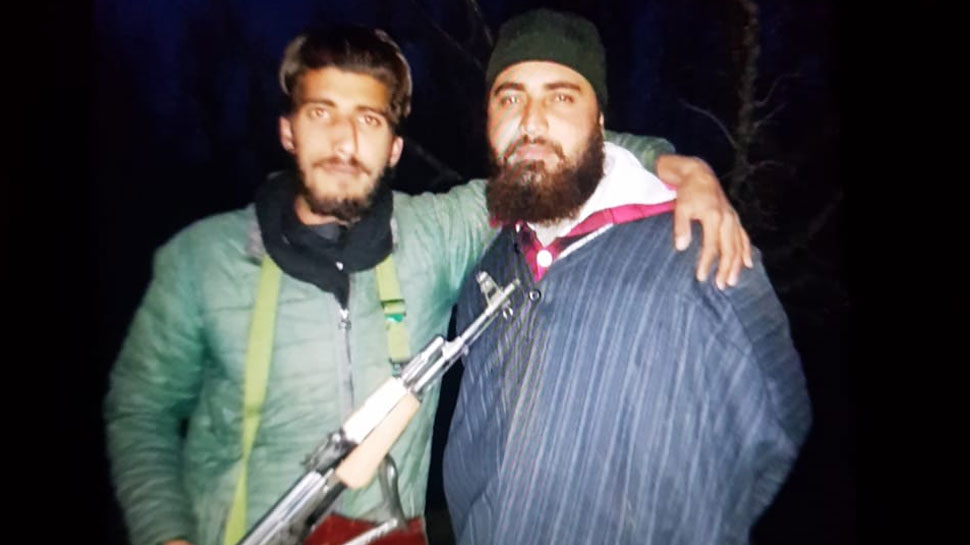 AK-47 के साथ आतंकी किफायतुल्लाहा, उसके साथ नावेद है जो 2017 में कश्मीरी पुलिस से आतंकी बना था. AK-47 के साथ आतंकी किफायतुल्लाहा, उसके साथ नावेद है जो 2017 में कश्मीरी पुलिस से आतंकी बना था.