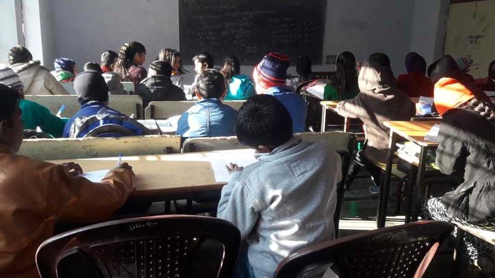 मुफ्त कोचिंग देकर छात्र छात्राओं का संवार रहे हैं भविष्य
