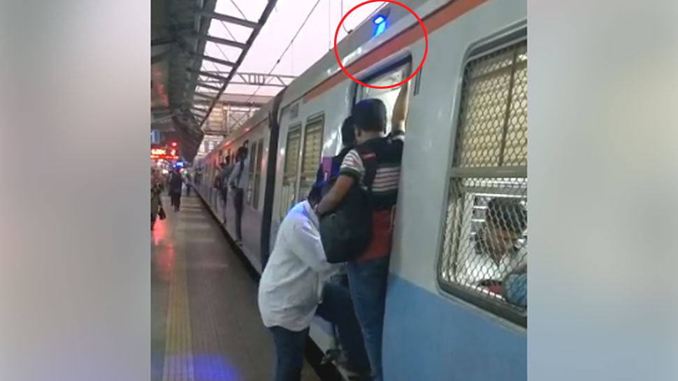 VIDEO: डिब्बों के गेट पर लगाई गई नीली बत्ती बताएगी कि अब ट्रेन छूटने वाली है