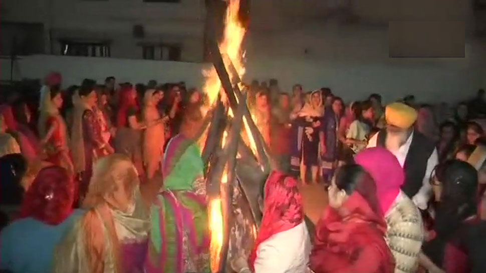 VIDEO: सीएम जयराम का नृत्य, लड़कियों ने किया गिद्धा; पंजाब-हिमाचल में मना लोहड़ी का जश्न VIDEO: सीएम जयराम का नृत्य, लड़कियों ने किया गिद्धा; पंजाब-हिमाचल में मना लोहड़ी का जश्न