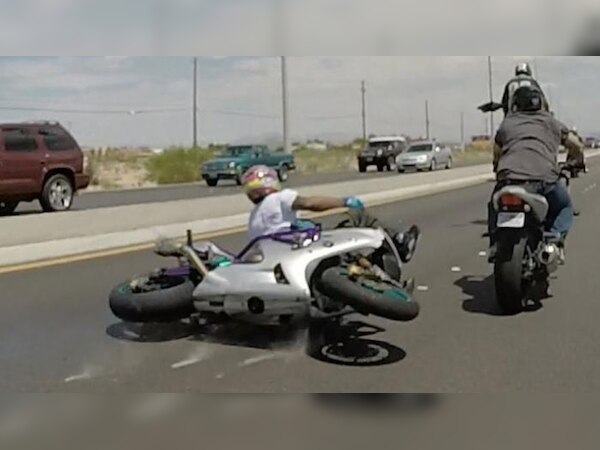 इस घटना में युवक का हेलमेट पूरी तरह चकनाचूर हो जाता है, लेकिन उसे खरोंच भी नहीं आती. (फाइल फोटो)
