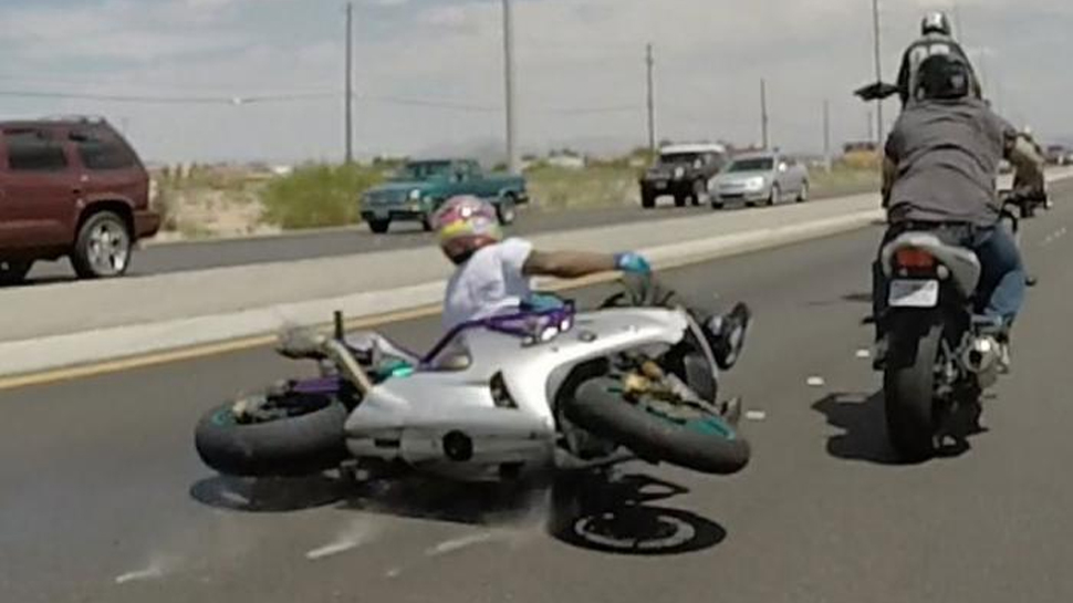 इस घटना में युवक का हेलमेट पूरी तरह चकनाचूर हो जाता है, लेकिन उसे खरोंच भी नहीं आती. (फाइल फोटो) इस घटना में युवक का हेलमेट पूरी तरह चकनाचूर हो जाता है, लेकिन उसे खरोंच भी नहीं आती. (फाइल फोटो)