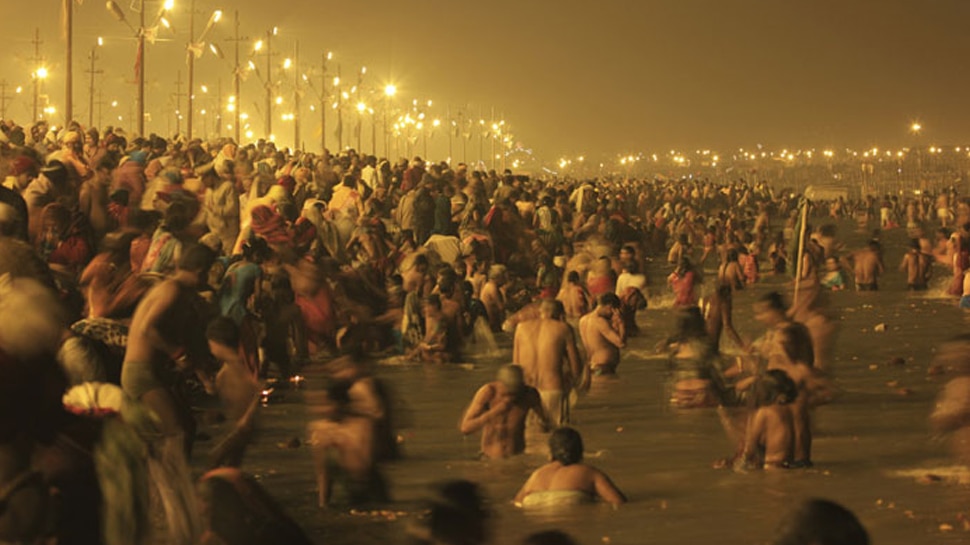 कुंभ मेला: श्रद्धालुओं के लिए बंद किया गया अक्षयवट वृक्ष, छाई मायूसी