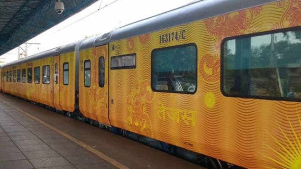 रेल की पटरी पर काम कर रहे थे तीन मजदूर और सामने से आ गई तेजस एक्सप्रेस, फिर... रेल की पटरी पर काम कर रहे थे तीन मजदूर और सामने से आ गई तेजस एक्सप्रेस, फिर...