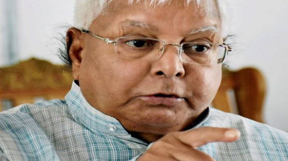 लालू यादव ने ट्वीट कर लोगों से अपील की है लोग नफरत करने वालों से सावधान रहें.(फाइल फोटो) लालू यादव ने ट्वीट कर लोगों से अपील की है लोग नफरत करने वालों से सावधान रहें.(फाइल फोटो)