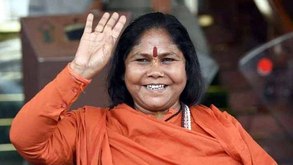 महामंडलेश्वर पदवी के लिए कई लोगों ने आवेदन किया था, लेकिन इसके लिए बाजी साध्वी निरंजन ज्योति योग्य पाई गई्ं. महामंडलेश्वर पदवी के लिए कई लोगों ने आवेदन किया था, लेकिन इसके लिए बाजी साध्वी निरंजन ज्योति योग्य पाई गई्ं.